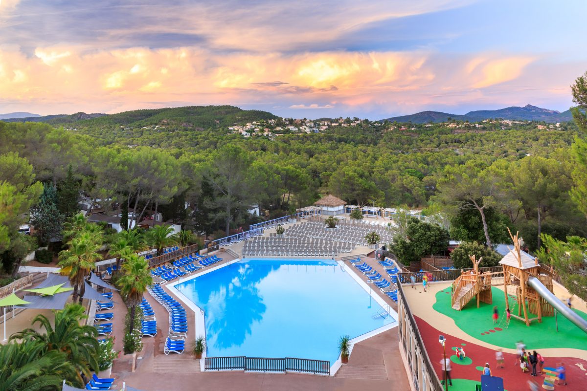 Vue piscine du camping